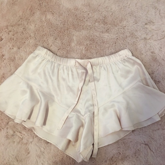 Victoria’s Secret light pink ruffle shorts size XS - Picture 2 of 3
